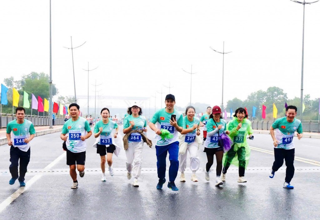 Thời tiết mát mẻ giúp các VĐV sải bước với tâm thế thoải mái