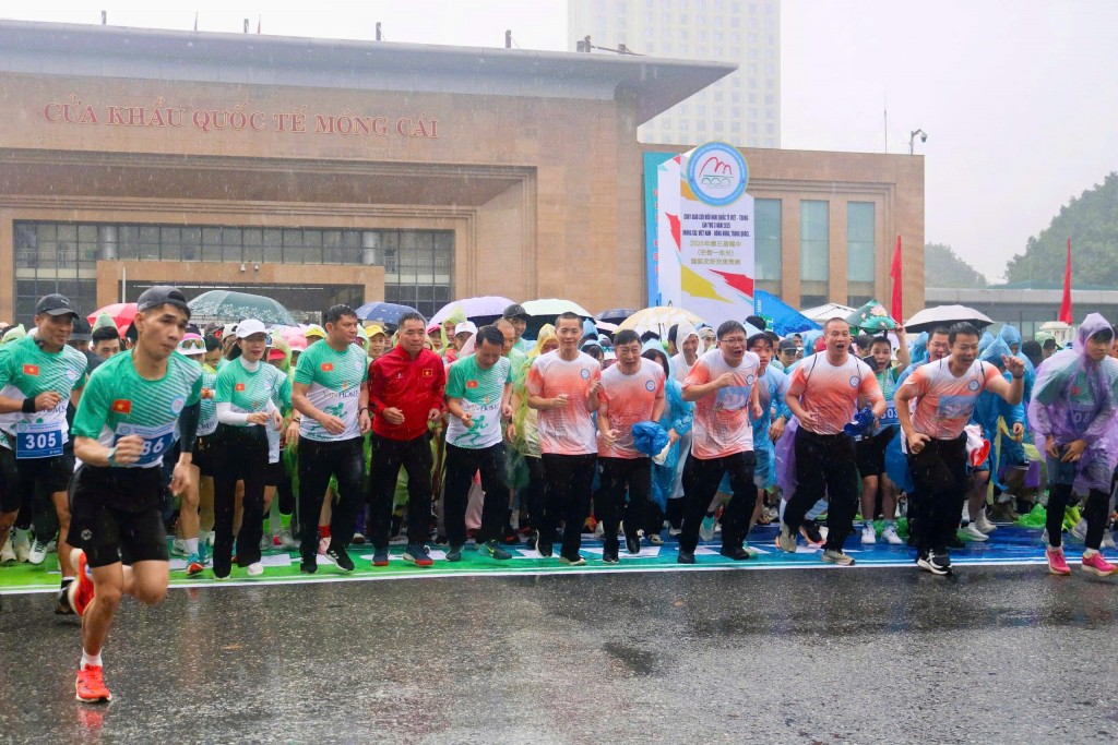 Các VĐV bước vào vị trí vạch xuất phát