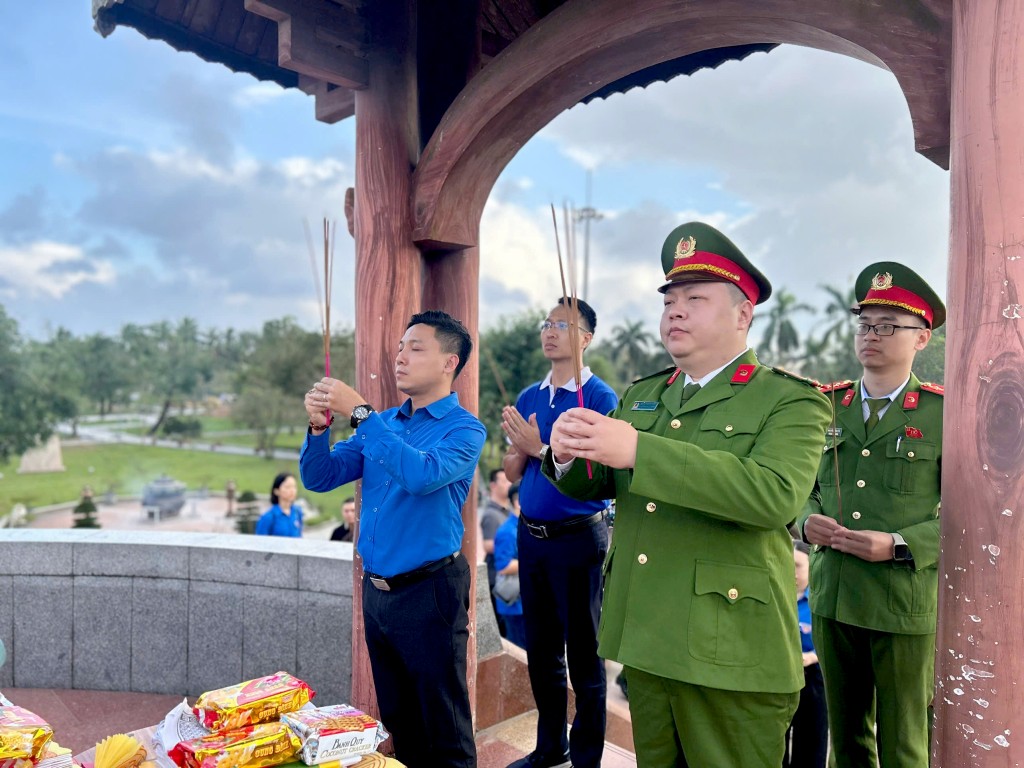 Đoàn Thanh niên phường Hoàn Kiếm cùng cán bộ công an phường và các đơn vị đồng hành đã dâng hương tưởng niệm các Anh hùng liệt sỹ
