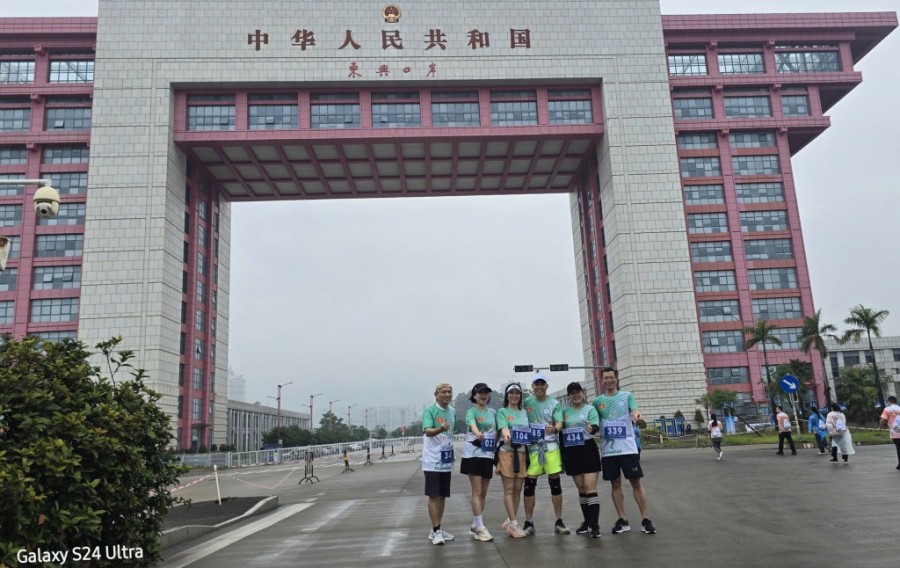 Các vận động viên tốp đầu tranh thủ check in trên cầu Bắc Luân 2, địa phận Trung Quốc