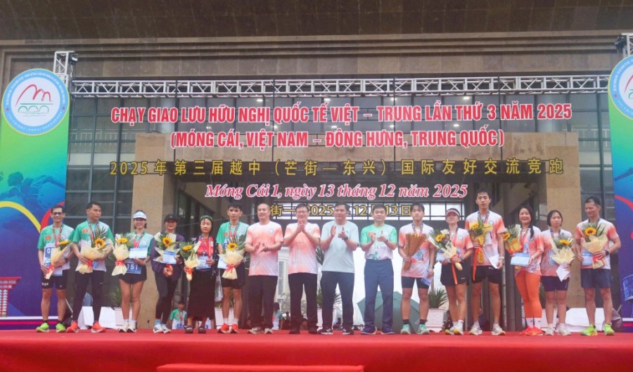 Ban tổ chức trao giải cho các VĐV đạt thành tích