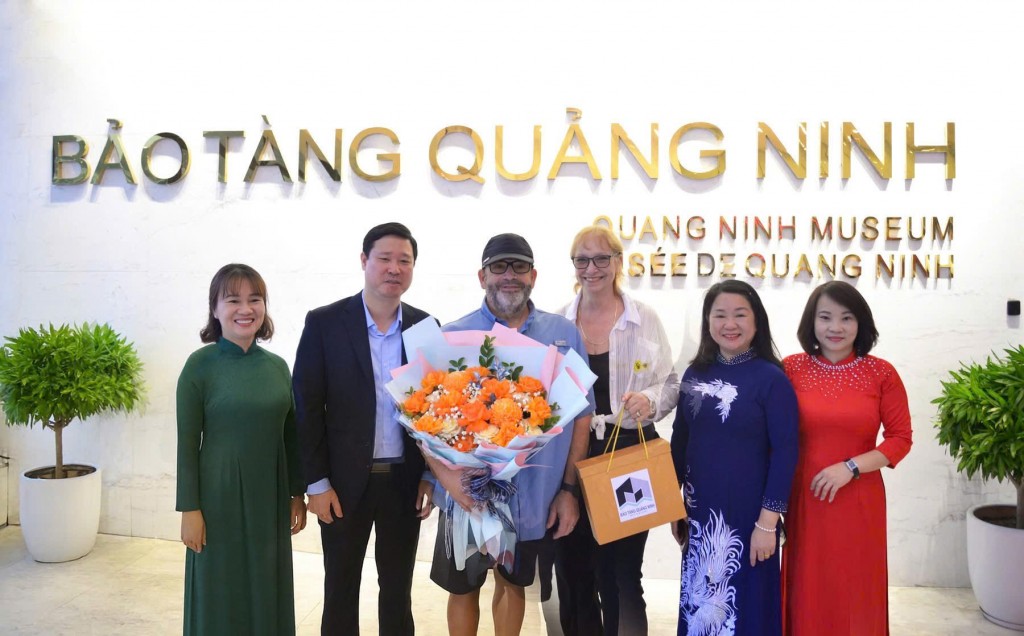 Ban lãnh đạo Bảo tàng Quảng Ninh tặng hoa ông Lionel Klotz, 67 tuổi, giáo viên đến từ Toronto (Canada), vị khách thứ 1 triệu trong năm 2025