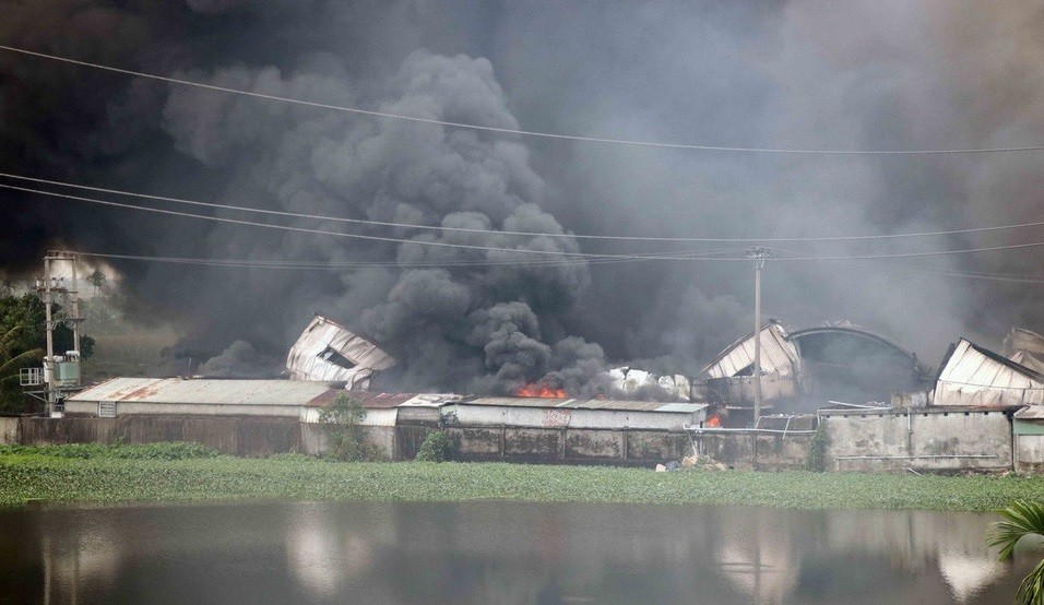 Khói lửa bao trùm khu vực nhà xưởng