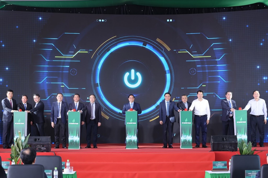 Thủ tướng và các đại biểu nghi thức bấm nút khánh thành - Ảnh: VGP/Nhật Bắc