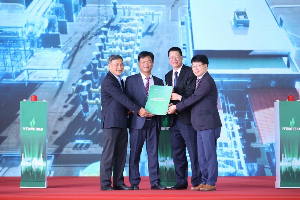 Nghi thức bàn giao chìa khoá vận hành nhà máy cho chủ đầu tư - Ảnh: VGP/Nhật Bắc