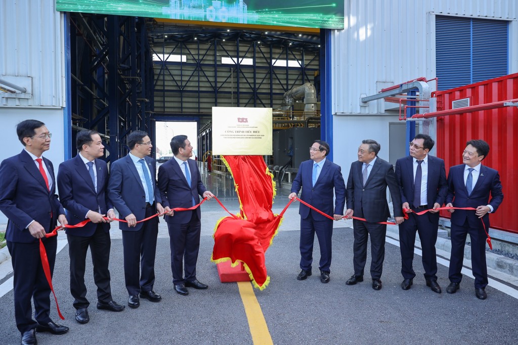 Thủ tướng Phạm Minh Chính và các đại biểu dự Lễ khánh thành Nhà máy Điện khí LNG Nhơn Trạch 3 và 4 và thực hiện nghi thức gắn biển Công trình chào mừng Đại hội XIV của Đảng - Ảnh: VGP/Nhật Bắc