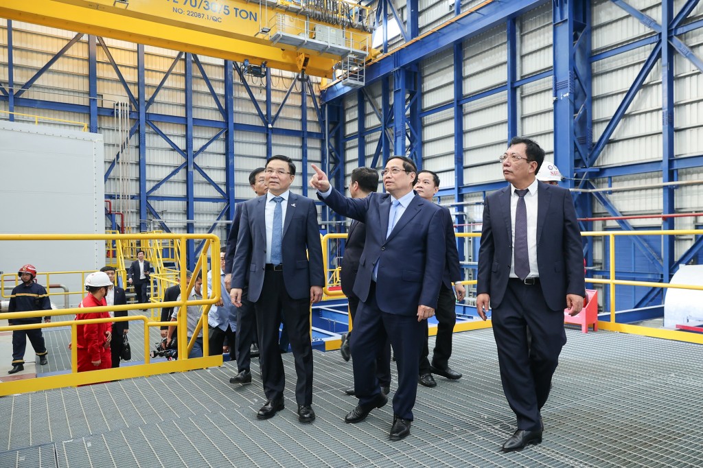 Thủ tướng Phạm Minh Chính tham quan hệ thống vận hành Nhà máy Điện khí LNG Nhơn Trạch 3 và 4 - Ảnh: VGP/Nhật Bắc