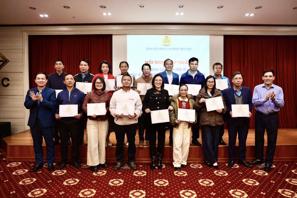 Ban Tổ chức trao chứng nhận cho học viên và đánh giá cao tinh thần tham gia nghiêm túc của đội ngũ cán bộ cơ sở Ban Tổ chức trao chứng nhận cho học viên và đánh giá cao tinh thần tham gia nghiêm túc của đội ngũ cán bộ cơ sở