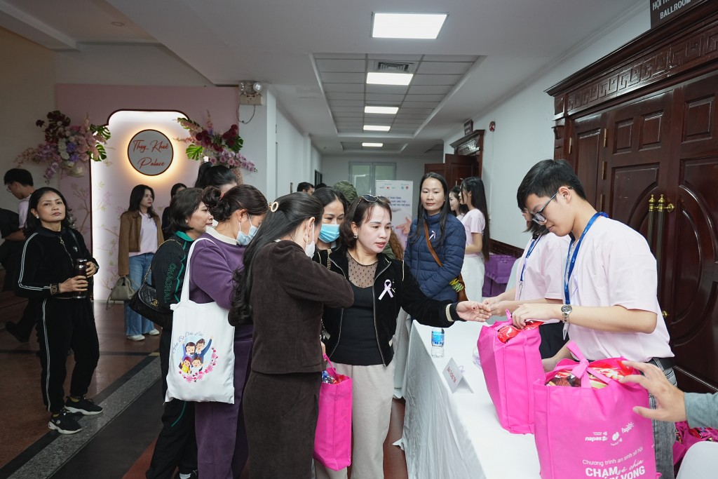 “Chạm sẻ chia, Trao hy vọng”: Tầm soát ung thư miễn phí cho 2.010 phụ nữ yếu thế