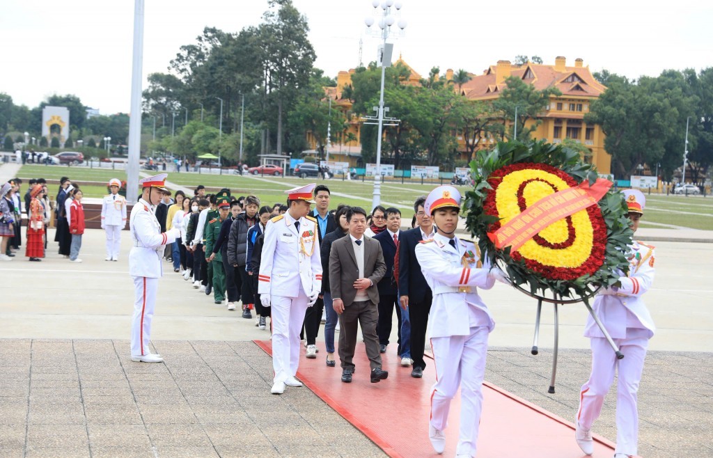 Học sinh, sinh viên dân tộc thiểu số Thủ đô báo công dâng Bác
