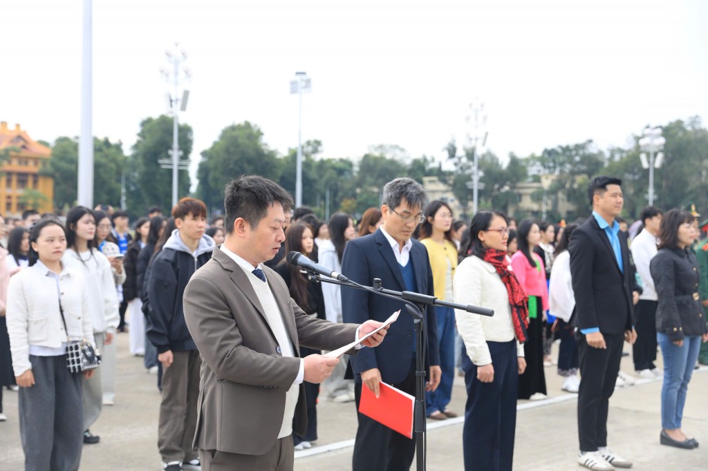 Phó Giám đốc Sở Dân tộc và Tôn giáo Hà Nội Bùi Duy Quang  đọc báo công dâng Bác