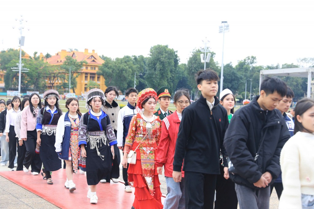 Các em học sinh vào Lăng viếng Bác