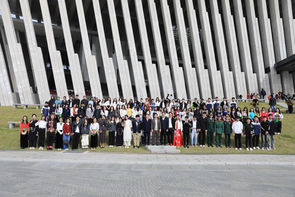 Đoàn đi thăm Bảo tàng Lịch sử Quân sự Việt Nam