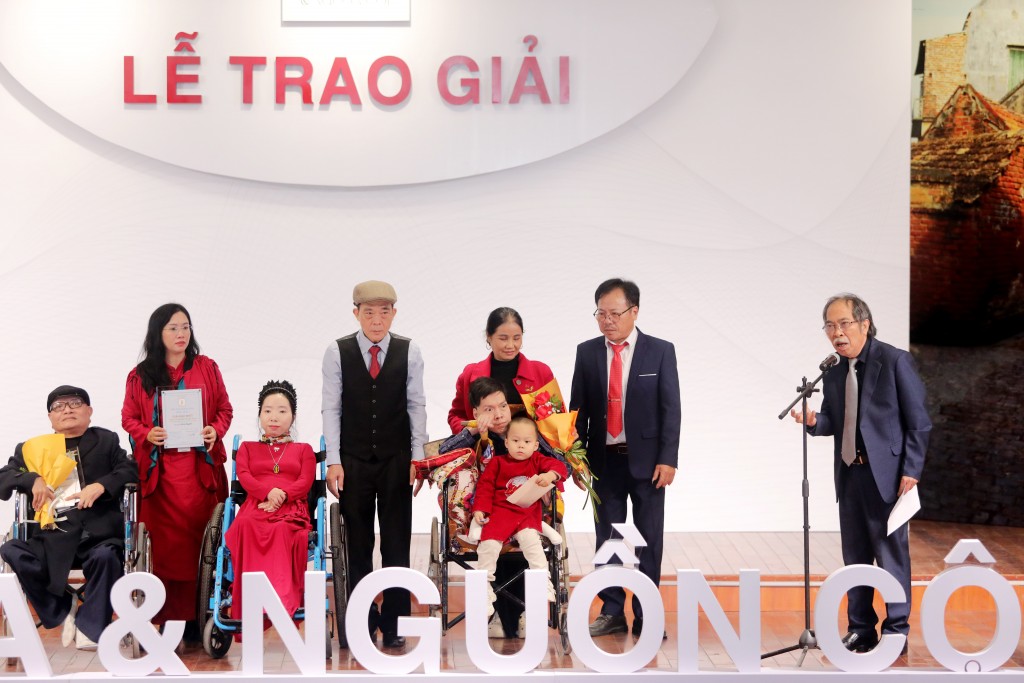 Ban Tổ chức trao giải Đặc biệt tới các tác giả