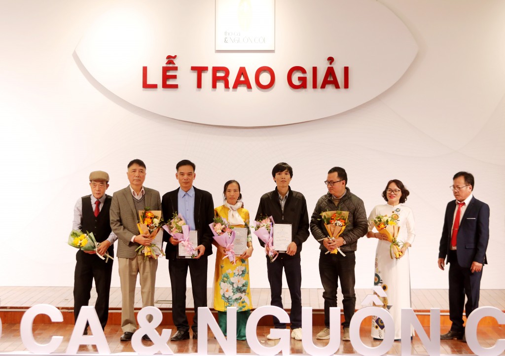 Ban Tổ chức trao giải B tới các tác giả đạt giải