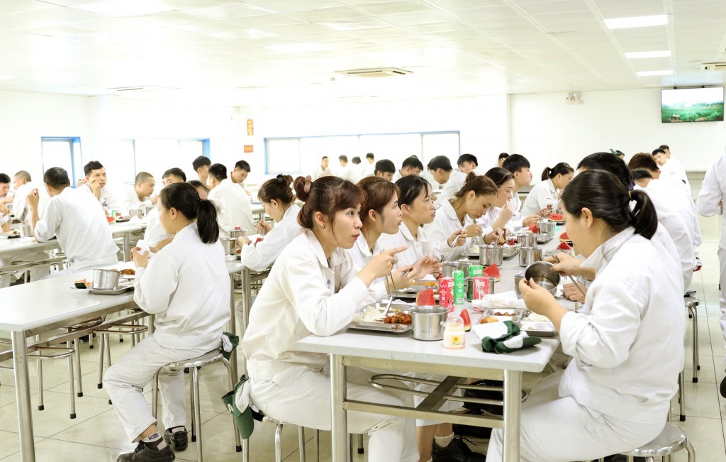 Công nhân vui vẻ thưởng thức “Bữa cơm Công đoàn” chăm sóc thiết thực đời sống đoàn viên