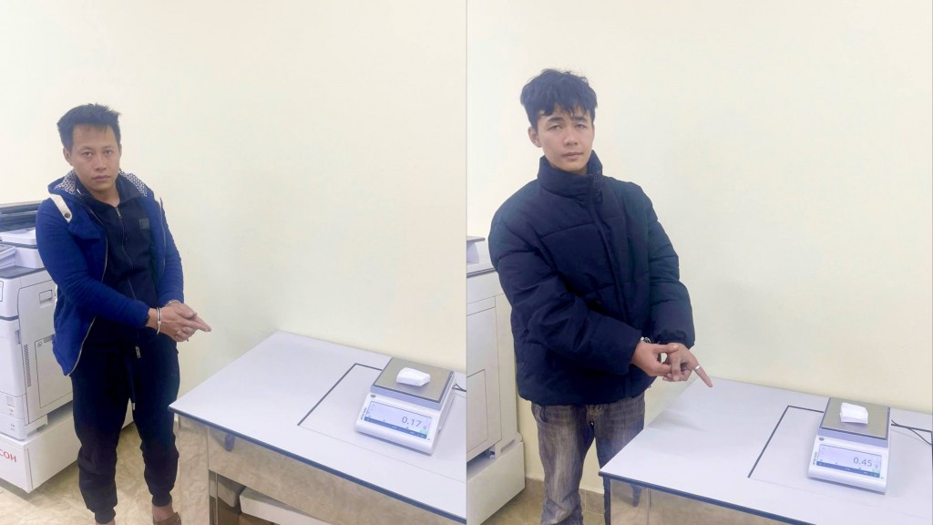 Đối tượng Mạc Văn Khỏe (bên trái) và đối tượng Hoàng Văn Nhất (bên phải) tại trụ sở cơ quan Công an Đối tượng Mạc Văn Khỏe (bên trái) và đối tượng Hoàng Văn Nhất (bên phải) tại trụ sở cơ quan Công an