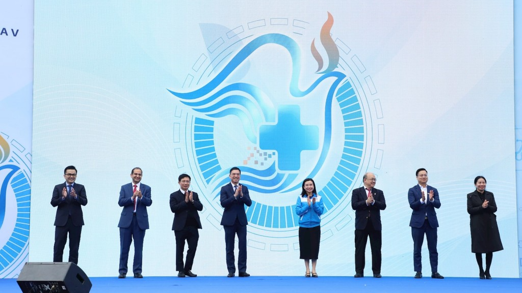 Các đại biểu thực hiện nghi thức khởi động Lễ mít tinh “Tiếp cận y tế toàn diện thông qua đổi mới sáng tạo trong y tế”