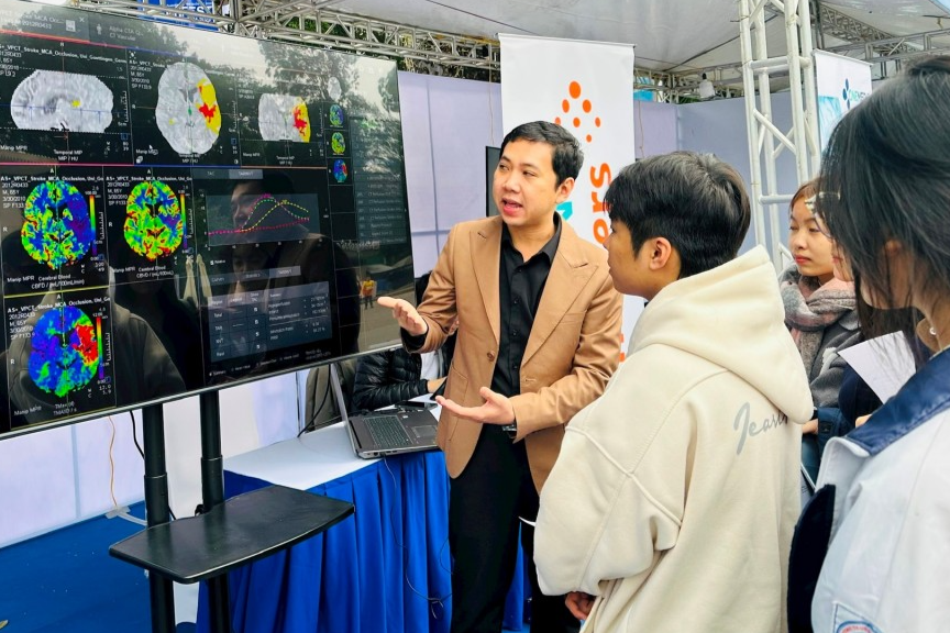 sinh viên trải nghiệm công nghệ số trong bảo vệ, chăm sóc sức khỏe tại lễ mít tinh.