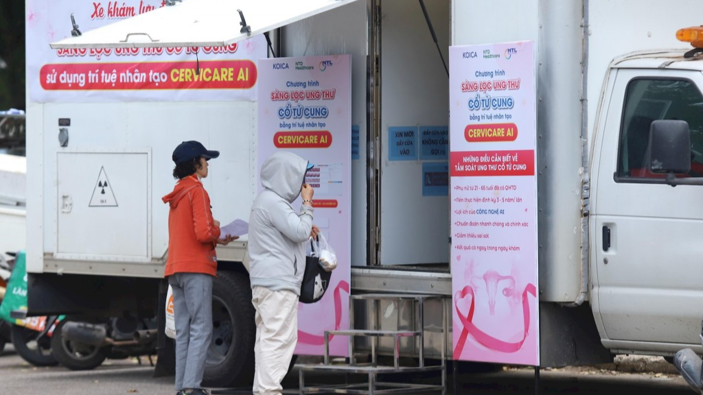 Người dân chờ khám bệnh theo công nghệ mới 