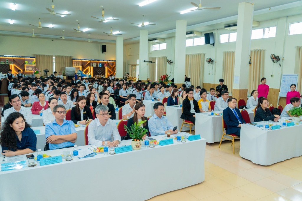 Các đại biểu dự tổng kết dự án