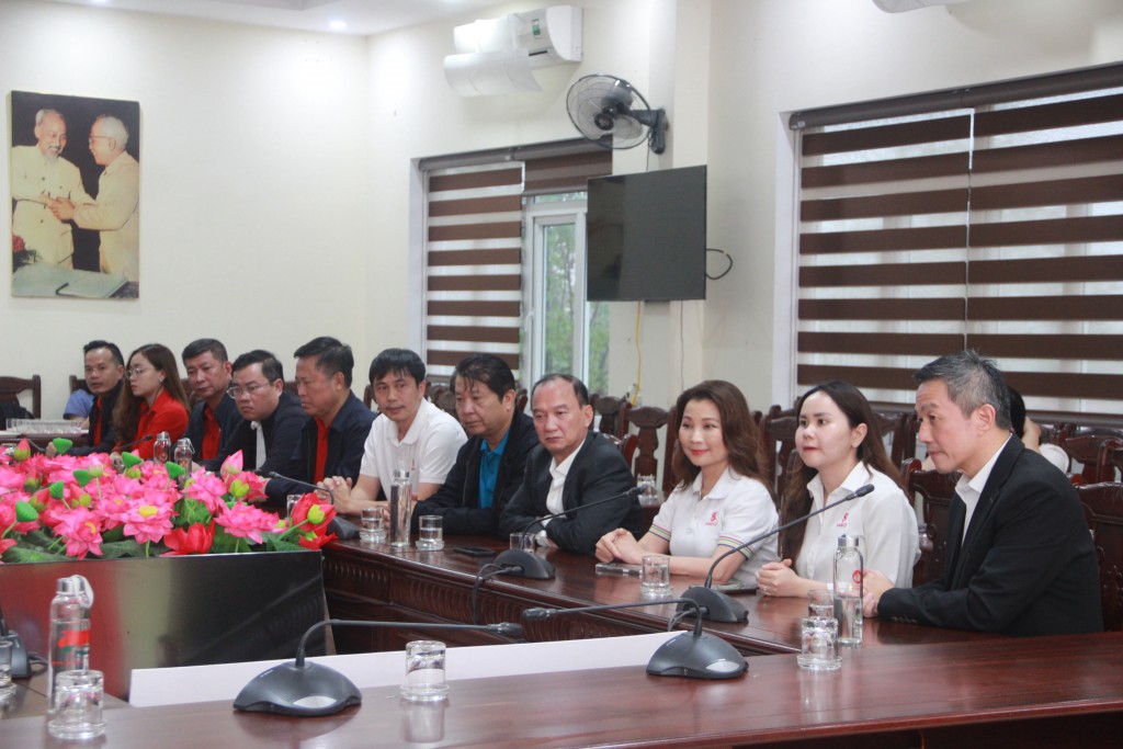 Lãnh đạo SABECO gặp gỡ đại diện lãnh đạo tỉnh Nghệ An trong buổi trao tặng