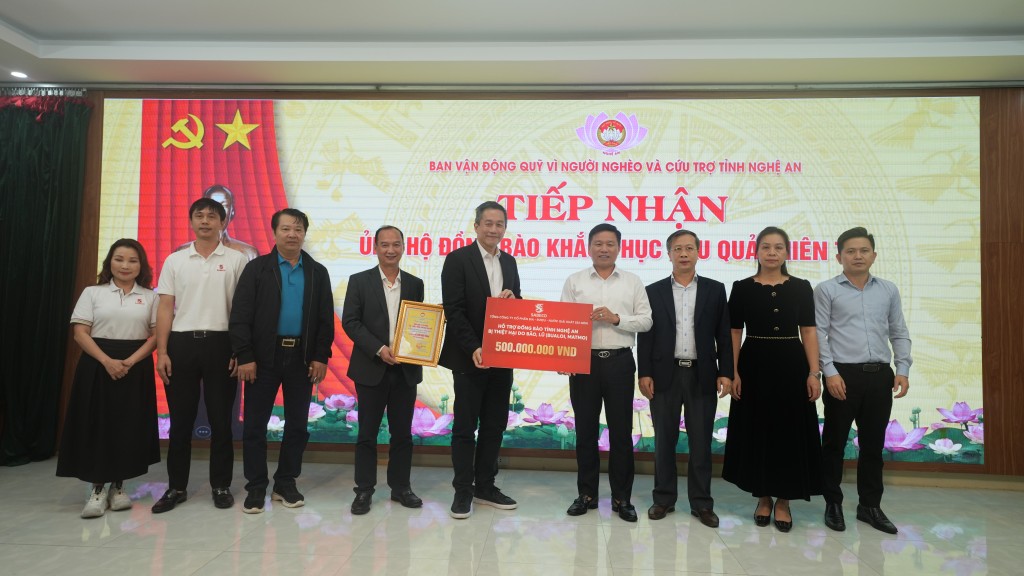 Lãnh đạo SABECO trao bảng hỗ trợ trị giá 500 triệu đồng tới đại diện lãnh đạo tỉnh Nghệ An