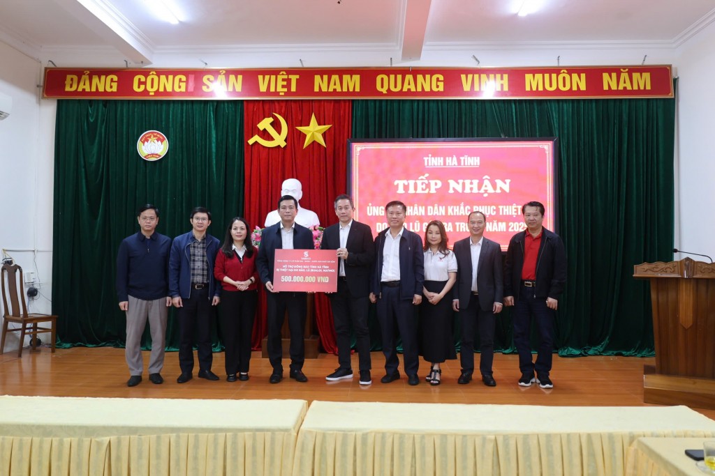 Lãnh đạo SABECO trao bảng hỗ trợ trị giá 500 triệu đồng tới đại diện tỉnh Hà Tĩnh