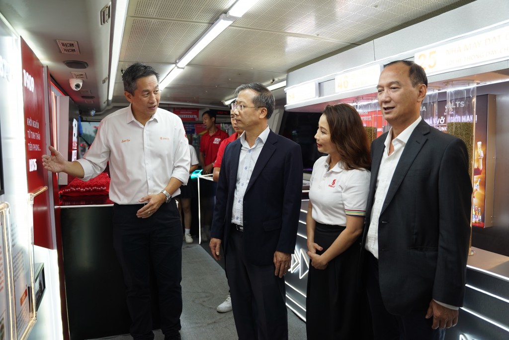 Đại diện lãnh đạo tỉnh Nghệ An tham quan, tìm hiểu về hoạt động “Hành trình Di sản” của SABECO