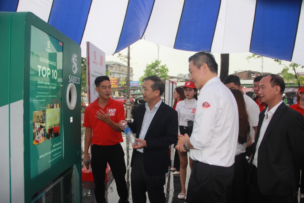 Đại diện lãnh đạo tỉnh Nghệ An tìm hiểu, trải nghiệm máy tái chế thuộc “Hành trình Di sản” của SABECO