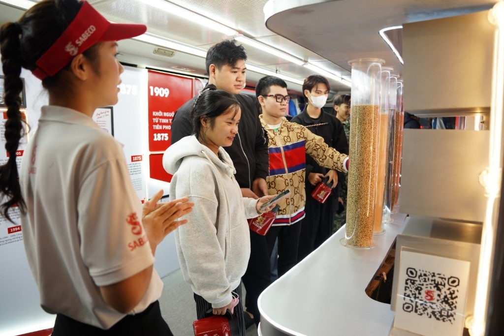 Người dân tham quan và tìm hiểu về hành trình 150 năm di sản của SABECO trên mô hình xe buýt hai tầng Người dân tham quan và tìm hiểu về hành trình 150 năm di sản của SABECO trên mô hình xe buýt hai tầng