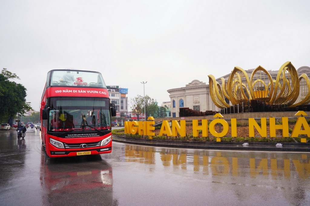 Xe buýt “Hành trình Di sản” lan tỏa tinh thần sẻ chia và gắn kết tại Nghệ An Xe buýt “Hành trình Di sản” lan tỏa tinh thần sẻ chia và gắn kết tại Nghệ An