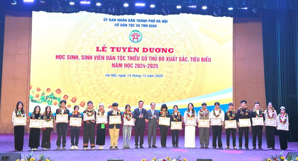Tuyên dương 200 học sinh, sinh viên dân tộc thiểu số tiêu biểu Tuyên dương 200 học sinh, sinh viên dân tộc thiểu số tiêu biểu