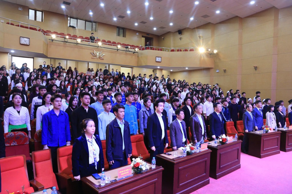 Tuyên dương 200 học sinh, sinh viên dân tộc thiểu số tiêu biểu Tuyên dương 200 học sinh, sinh viên dân tộc thiểu số tiêu biểu