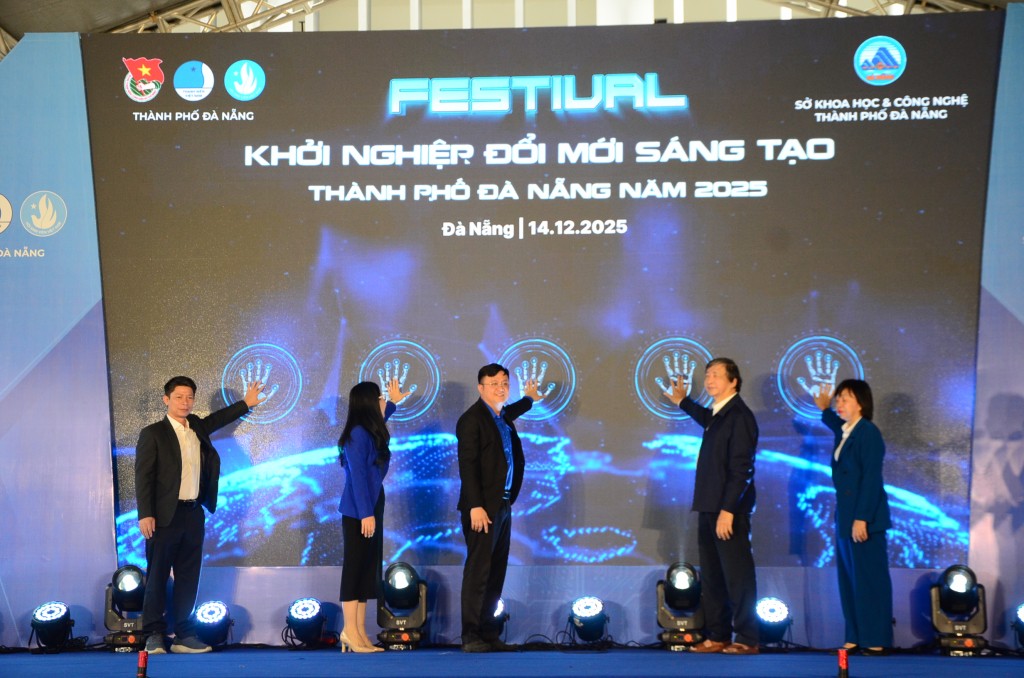 Các đại biểu thực hiện nghi thức khai mạc chương trình (Ảnh Đ.Minh)