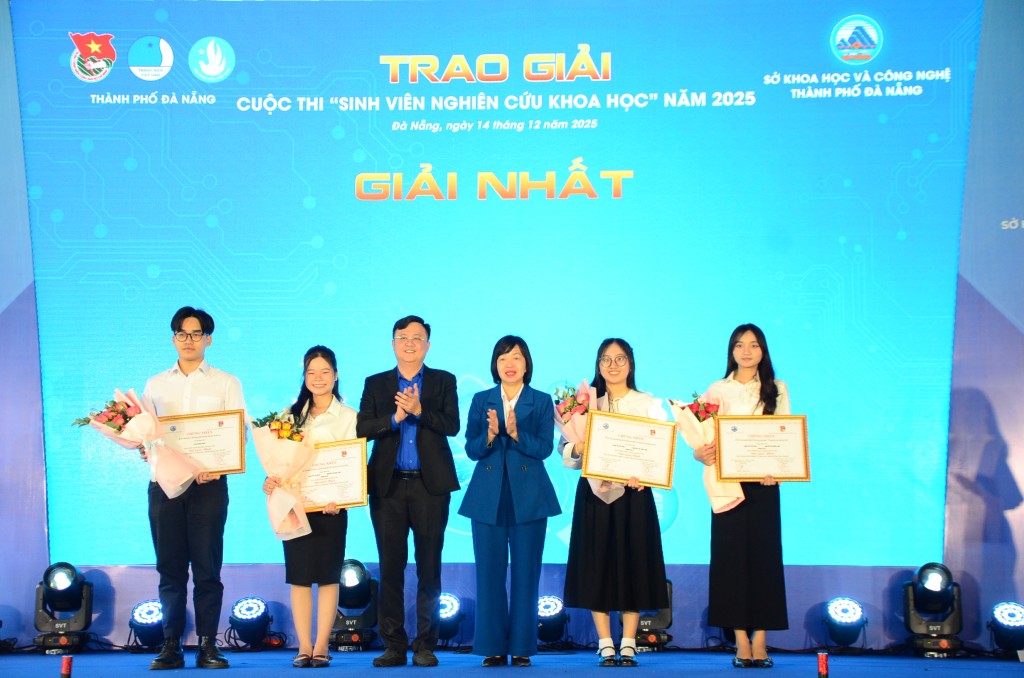 Đề tài Ứng dụng mô hình 3D kết hợp công nghệ VR trong dạy học hình học lớp 5 của nhóm sinh viên trường Đại học Sư phạm Đà Nẵng đạt giải Nhất Cuộc thi “Sinh viên nghiên cứu khoa học” năm 2025 (Ảnh Đ.Minh)