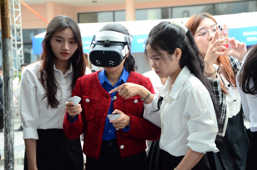 Trải nghiệm công nghệ thực tế ảo (Ảnh Đ.Minh)