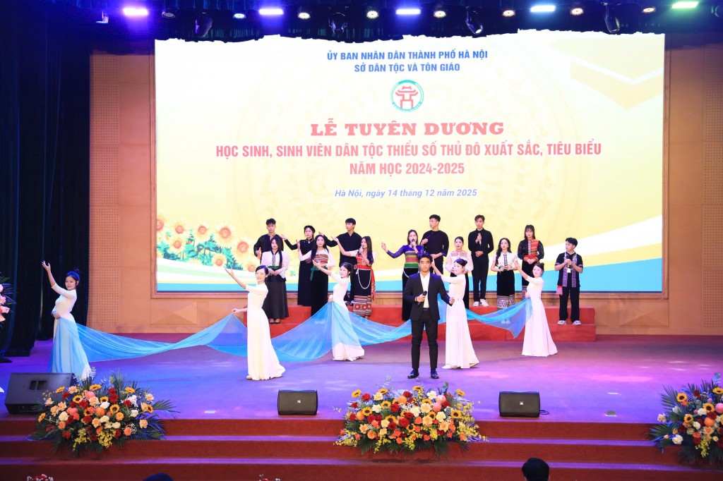 Tuyên dương 200 học sinh, sinh viên dân tộc thiểu số tiêu biểu Tuyên dương 200 học sinh, sinh viên dân tộc thiểu số tiêu biểu