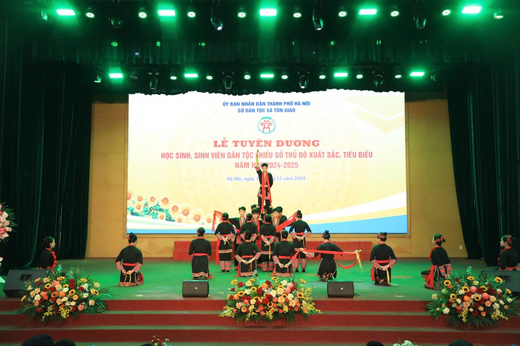 Tuyên dương 200 học sinh, sinh viên dân tộc thiểu số tiêu biểu Tuyên dương 200 học sinh, sinh viên dân tộc thiểu số tiêu biểu