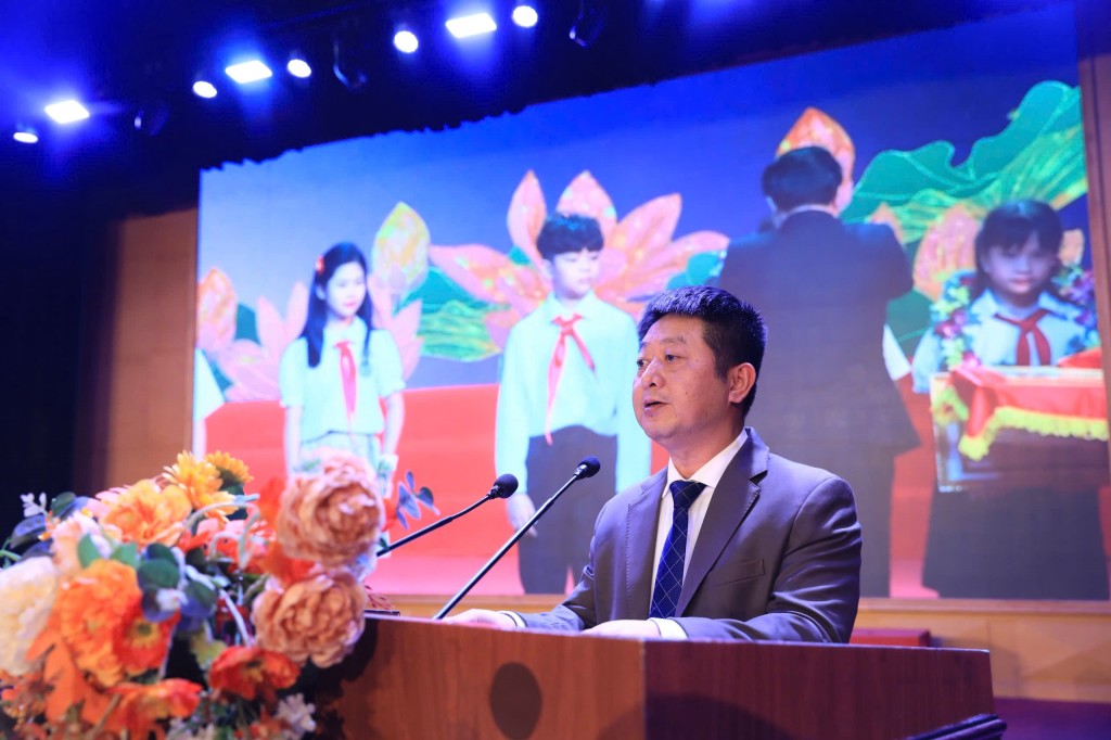 Đồng chí Bùi Duy Quang, Phó Giám đốc Sở Dân tộc và Tôn giáo Hà Nội báo cáo kết quả, thành tích nổi bật của học sinh, sinh viên dân tộc thiểu số Thủ đô Đồng chí Bùi Duy Quang, Phó Giám đốc Sở Dân tộc và Tôn giáo Hà Nội báo cáo kết quả, thành tích nổi bật của học sinh, sinh viên dân tộc thiểu số Thủ đô