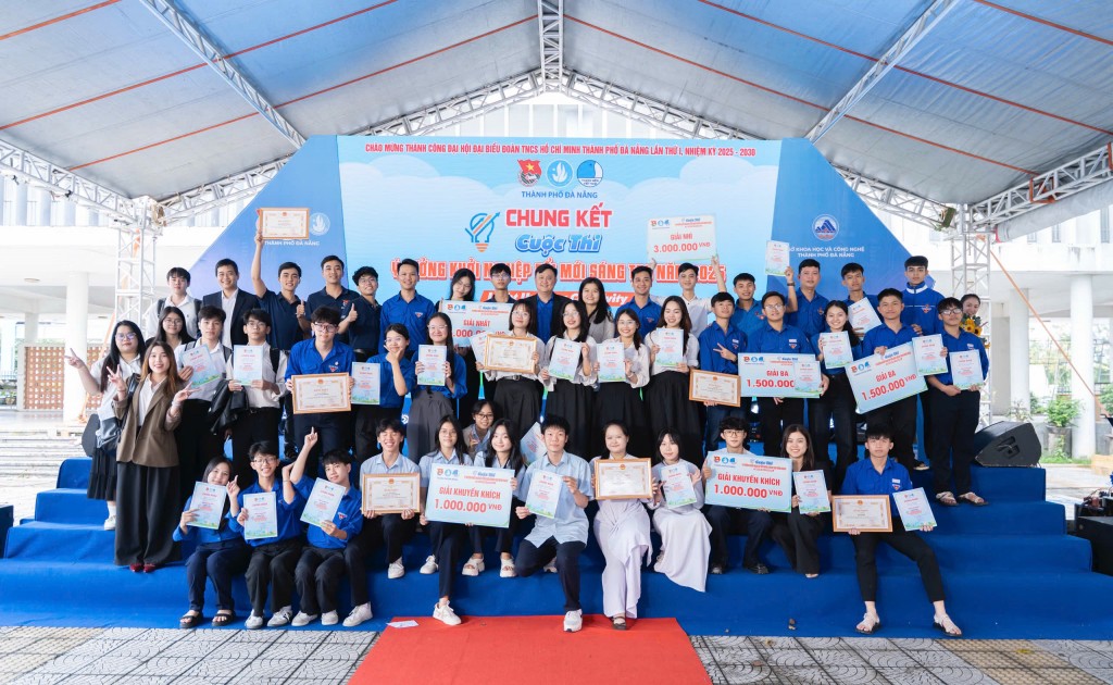 Trao giải Chung kết Cuộc thi “Ý tưởng khởi nghiệp đổi mới sáng tạo – Light Up Your Creativity” năm 2025 (Ảnh Đ.Minh)