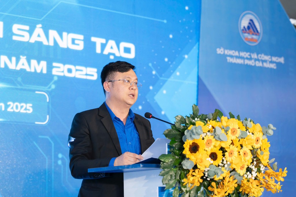 Anh Lê Công Hùng, Phó Chủ tịch Ủy ban MTTQ Việt Nam thành phố, Bí thư Thành đoàn Đà Nẵng phát biểu khai mạc (Ảnh Đ.Minh)