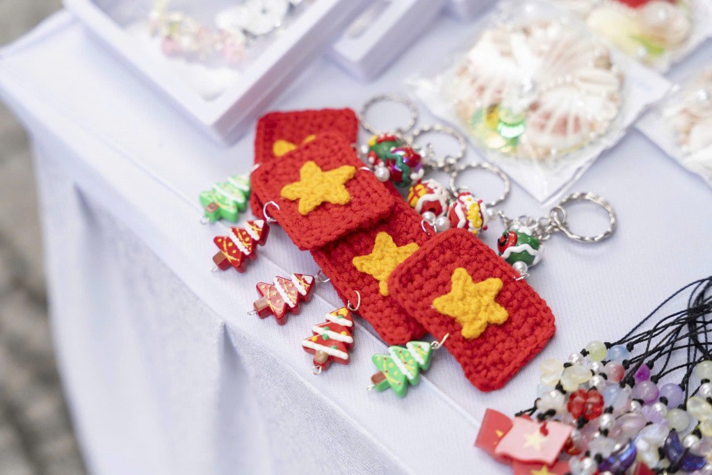 Nhiều sản phẩm handmade của đoàn viên thanh niên tham gia ngày hội (Ảnh Đ.Minh)