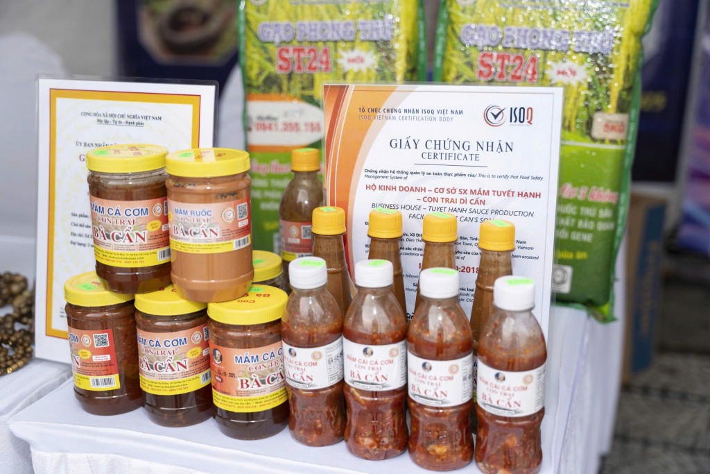 Tại ngày hội, hàng chục sản phẩm khởi nghiệp thanh niên, sản phẩm OCOP của các địa phương được trưng bày, giới thiệu (Ảnh Đ.Minh)