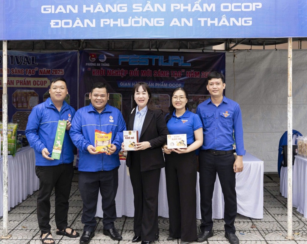 Phó Giám đốc Sở Nông nghiệp và Môi trường TP Đà Nẵng Vũ Thị Bích Hậu tham quan gian hàng sản phẩm OCOP của đoàn phường An Thắng (Ảnh Đ.Minh)