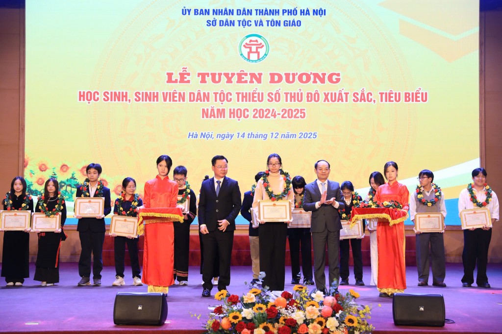 Tuyên dương 200 học sinh, sinh viên dân tộc thiểu số tiêu biểu Tuyên dương 200 học sinh, sinh viên dân tộc thiểu số tiêu biểu