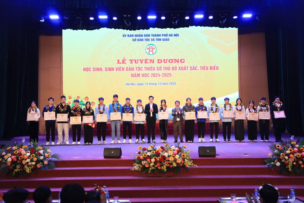 Đồng chí Đào Đức Việt, Phó Bí thư Thành đoàn, Chủ tịch Hội đồng Đội thành phố Hà Nội trao bằng khen, giấy khen cho các em học sinh, sinh viên dân tộc thiểu số Thủ đô xuất sắc tiêu biểu Đồng chí Đào Đức Việt, Phó Bí thư Thành đoàn, Chủ tịch Hội đồng Đội thành phố Hà Nội trao bằng khen, giấy khen cho các em học sinh, sinh viên dân tộc thiểu số Thủ đô xuất sắc tiêu biểu