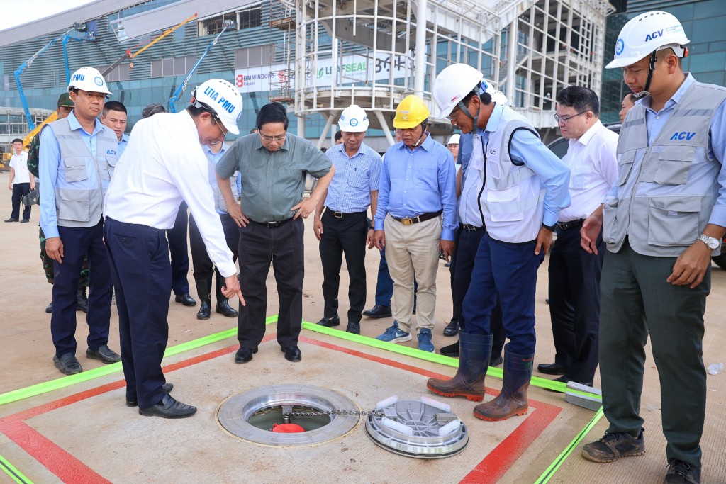 Thủ tướng xem vi trí bơm xăng trực tiếp cho máy bay tại sân đỗ - Ảnh: VGP/Nhật Bắc