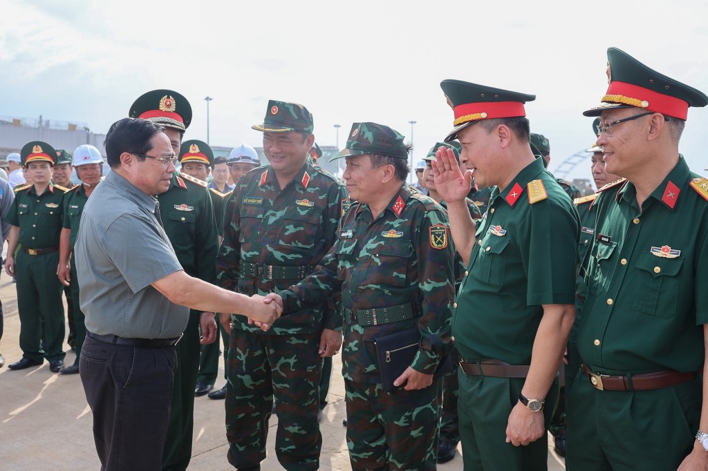 Thủ tướng Phạm Minh Chính tới kiểm tra, đôn đốc, động viên các lực lượng tham gia triển khai dự án càng hàng không quốc tế Long Thành- Ảnh: VGP/Nhật Bắc