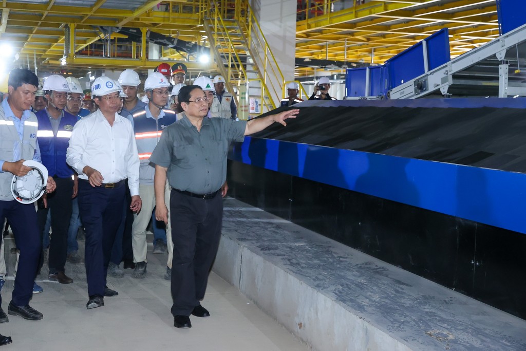 Thủ tướng thị sát khu vực băng tải hành lý trong nhà ga - Ảnh: VGP/Nhật Bắc